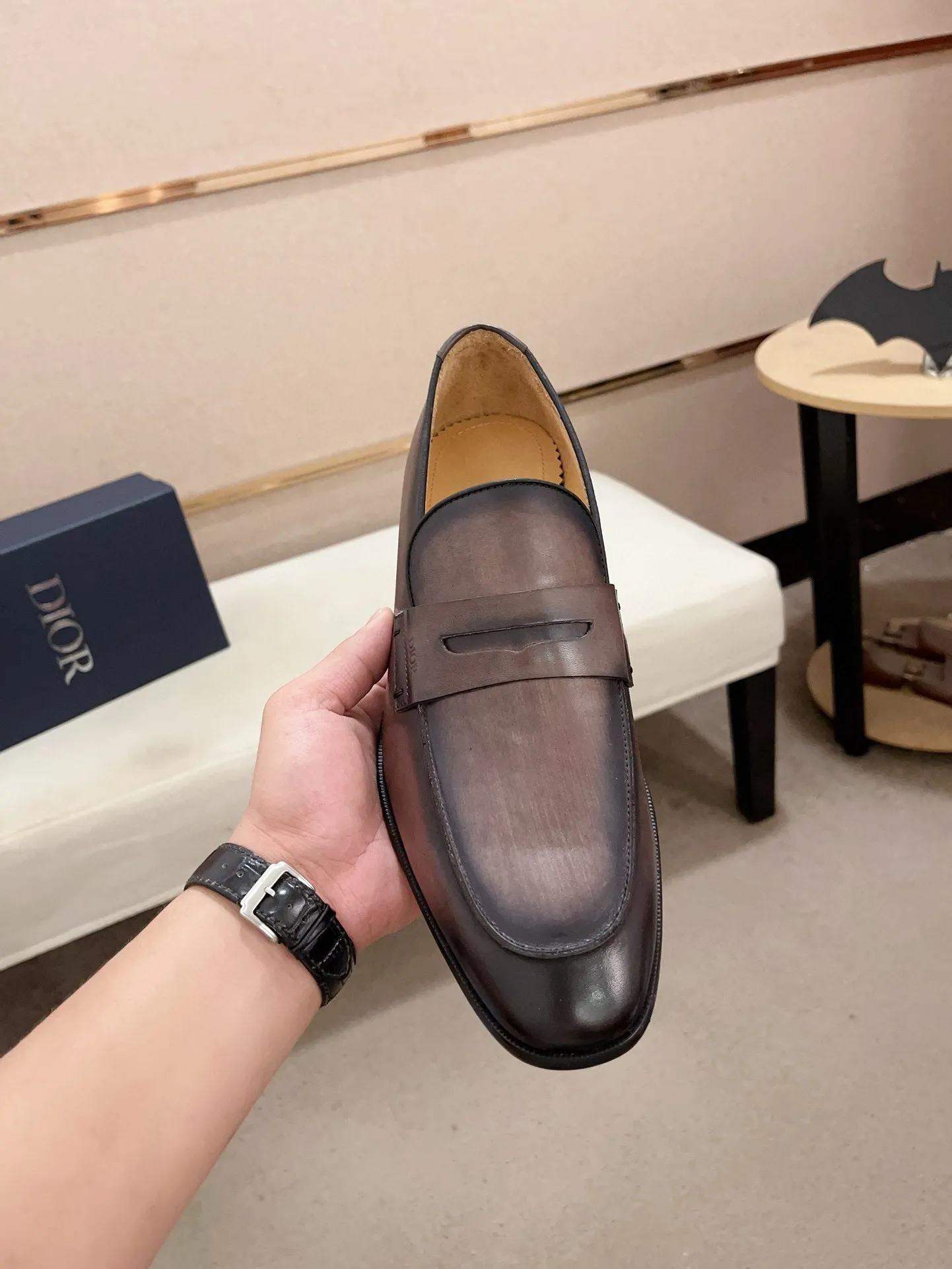 Men's shoes 💰: 540💰 High-end version of Dior Dior's new series. Famous actors and Internet celebrities wear super popular designs. The sculptures of French artist Niki de Saint Phalle are designed as rings. Material: Fabric: Imported original material. Foot: cowhide. Outsole: Rubber outsole. Men's shoe size: 38~44. Can be customized to size 45.